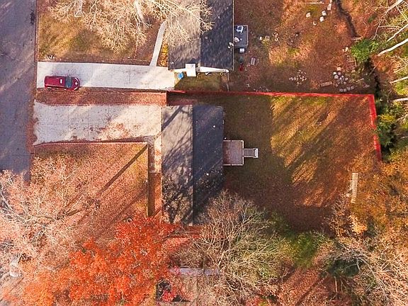 2nd image of 384 Hemlock Dr