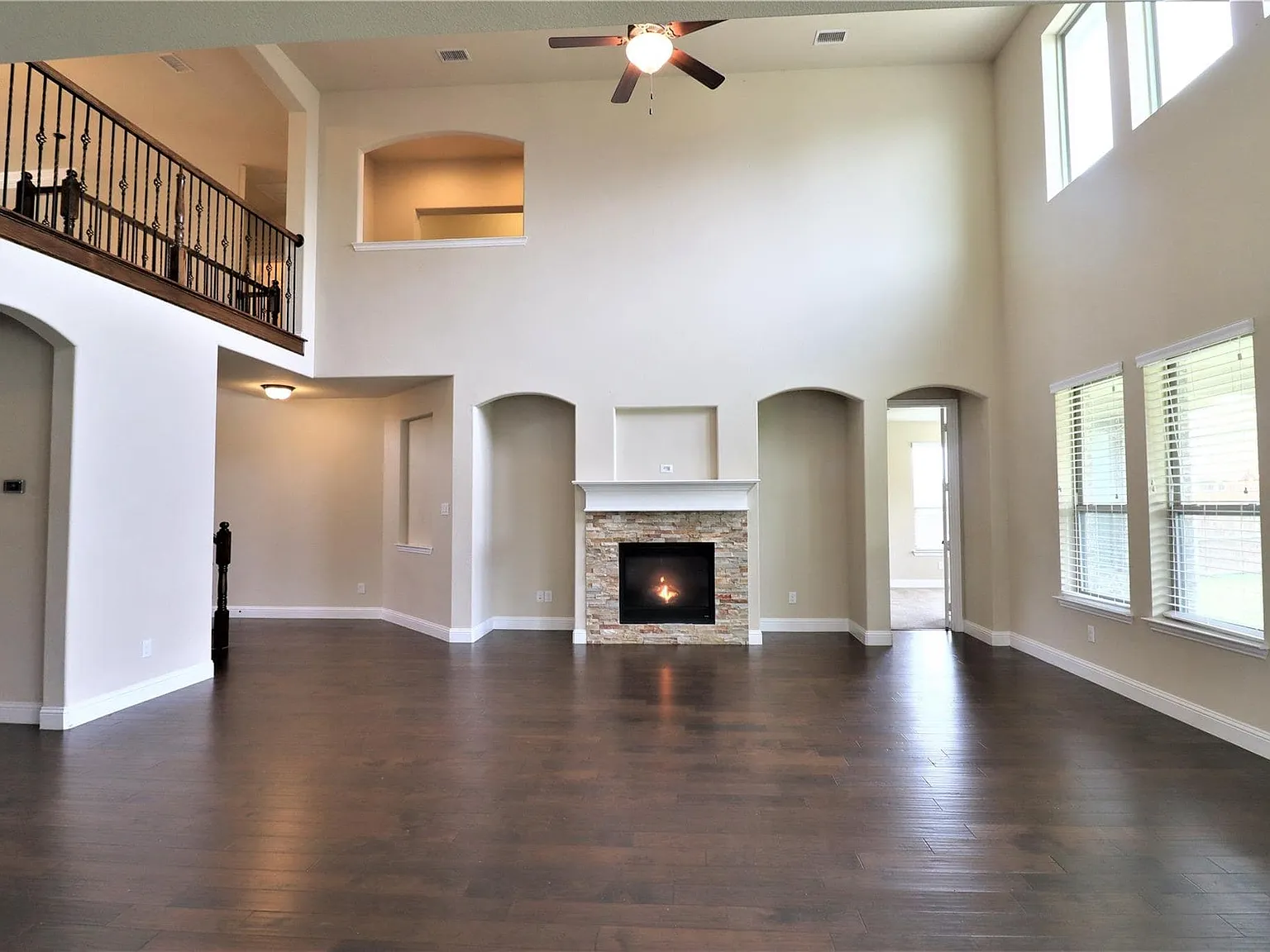5 bed, 3.5 bath, 4077 sqft, $3,895 — Photo 3