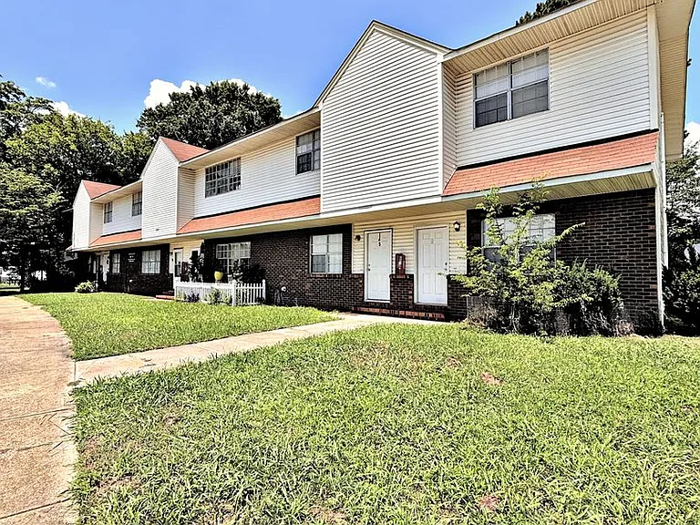 209 Cloverleaf Dr — Photo 23
