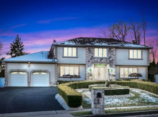 7 Crane Ct, Manalapan, NJ 07726