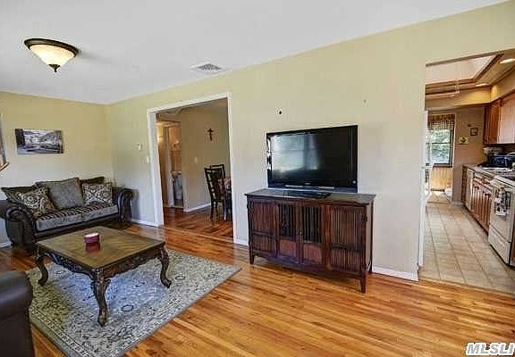 4th image of 81 Philadelphia Ave