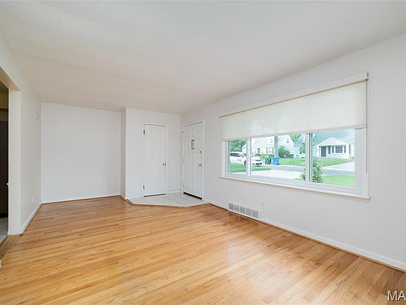 5th image of 422 Barron Ln
