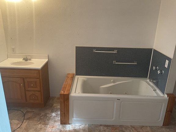 4th image of 625 Lakeview Dr