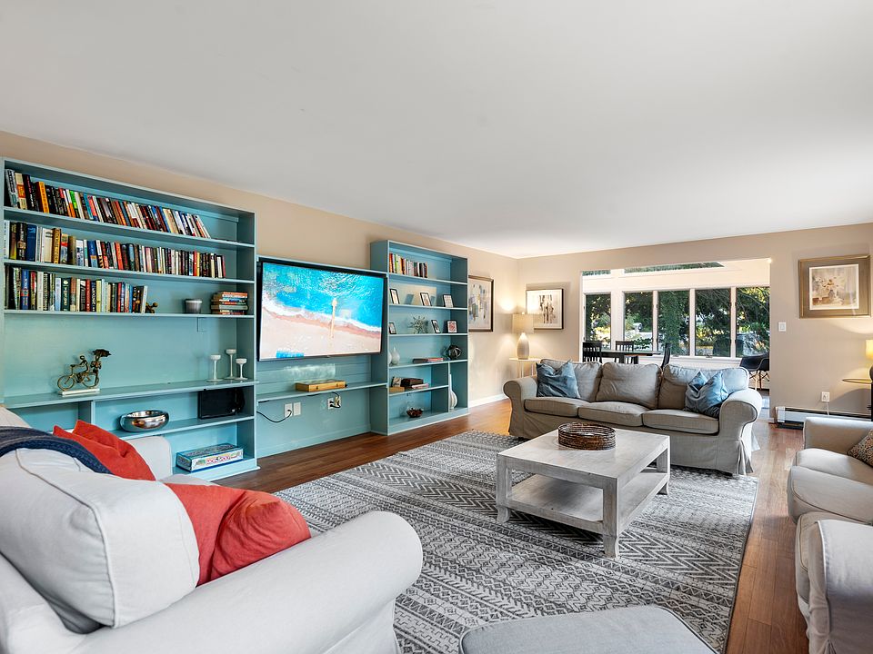 You can find numerous games and books, and a Smart Tv in this space.
