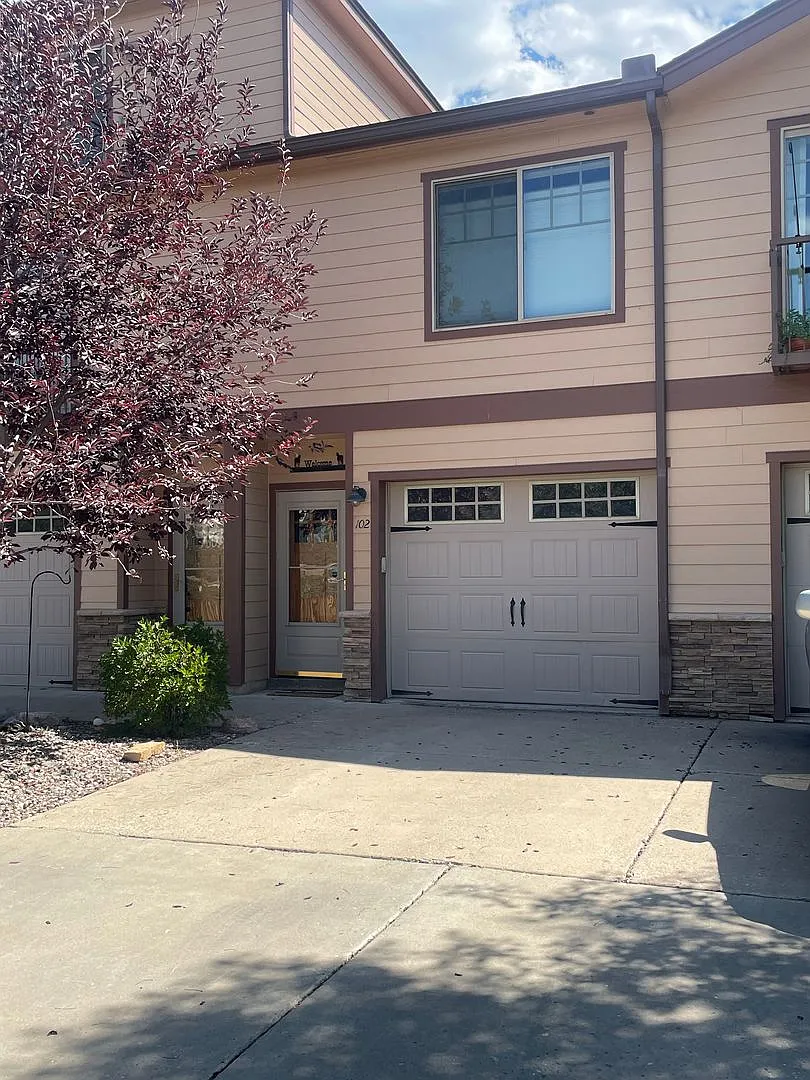 Convenient Location! 1 Bedroom Furnished Townhome with access to great valley views! — Photo 1