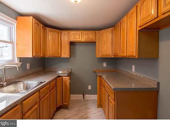 5th image of 212 E Ontario St