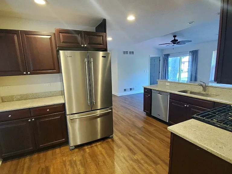 17W022 Grand Ave — Photo 3