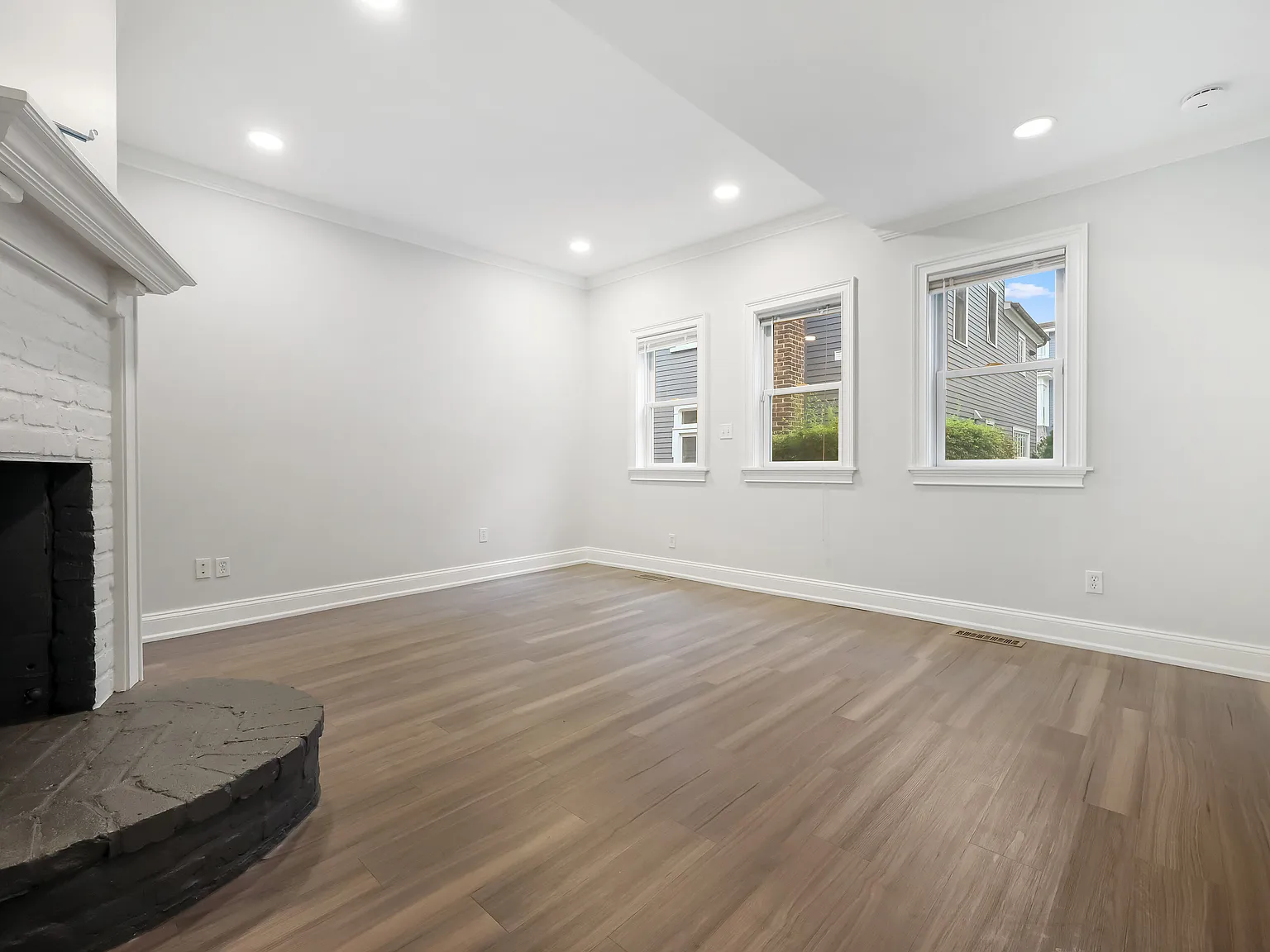 Spacious Living Room w/Decorative Fireplace