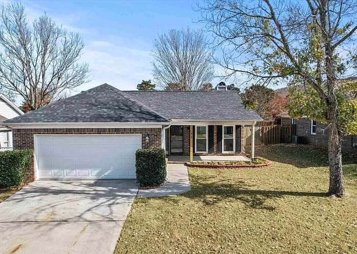 215 Albany Dr NE