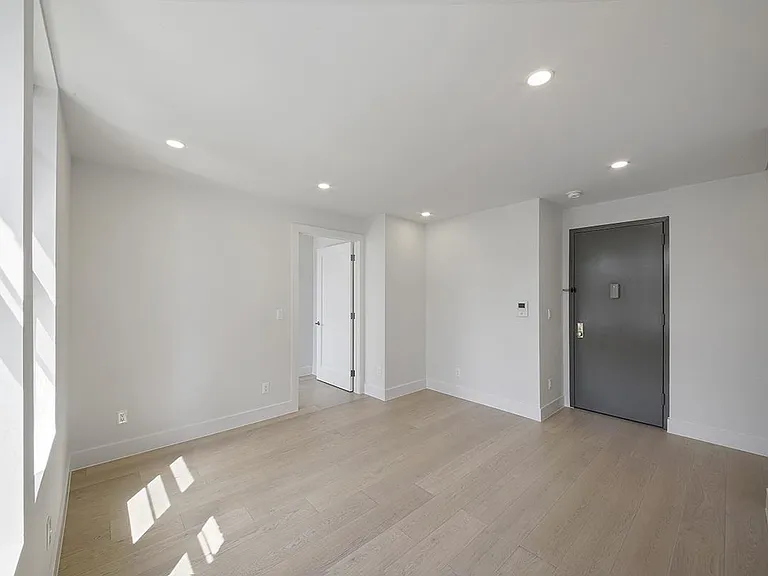 304 10th St #6 — Photo 7