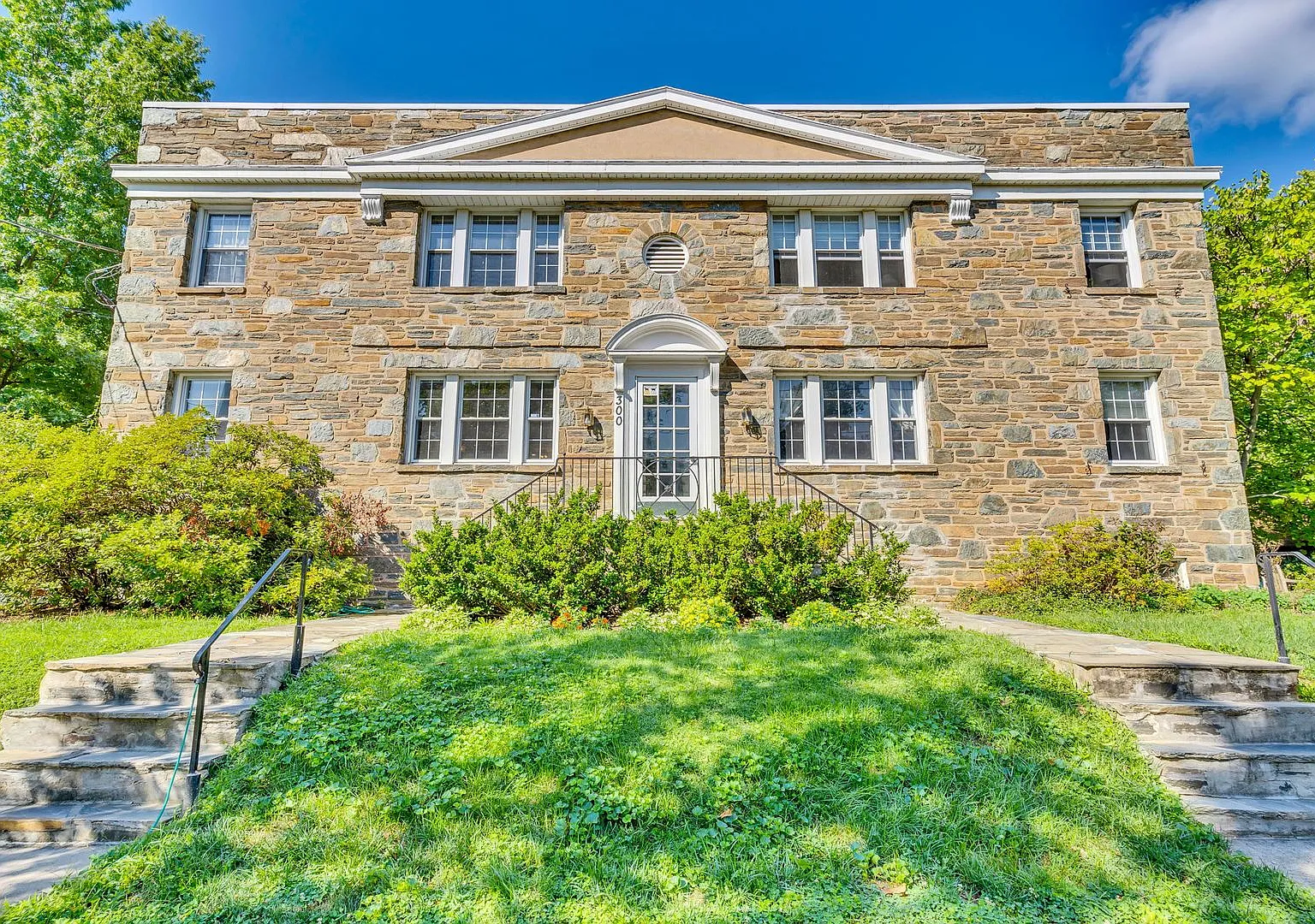 Updated Condo 3 Blocks from Metro — Photo 1