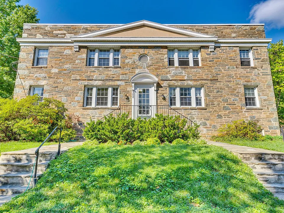 300 Commonwealth Ave #1