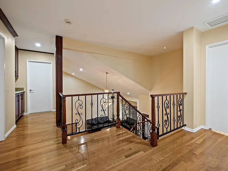 22606 Archwood St — Photo 9