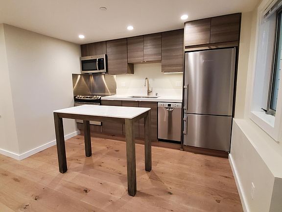 4th image of 1606A Jones St