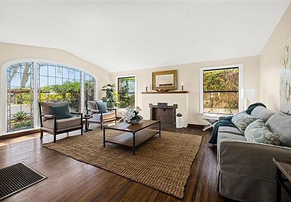 4th image of 809 Gravilla Dr