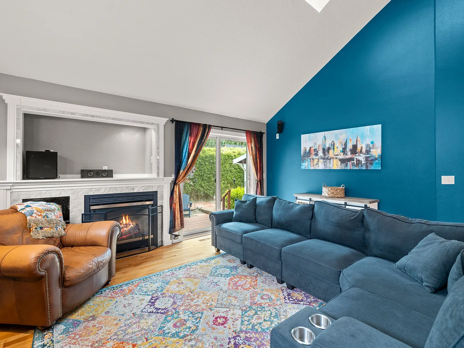 4 bed, 2.5 bath, 2320 sqft, $3,500 — Photo 3