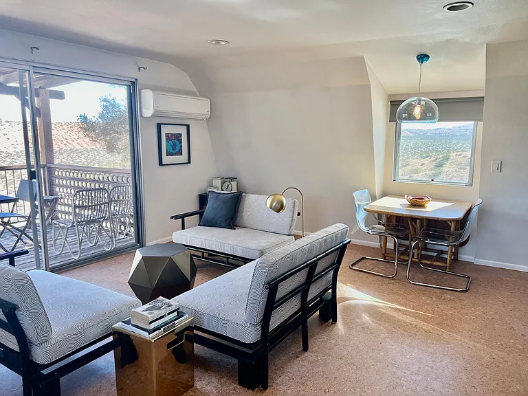 Upstairs living room / dining area