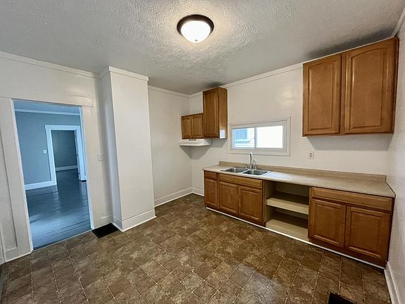 4th image of 211 Lincoln St