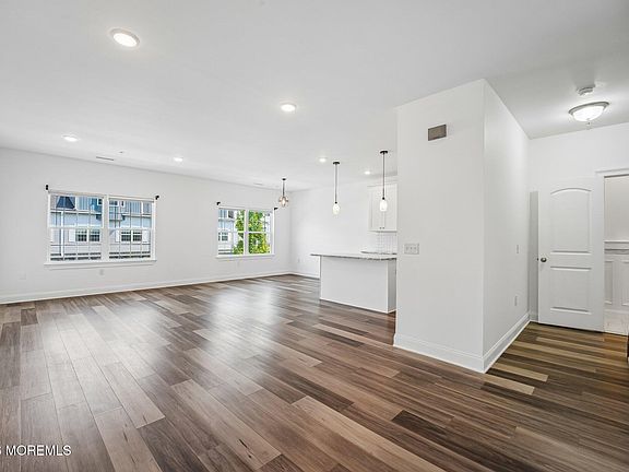 5th image of 16 Emily Ct