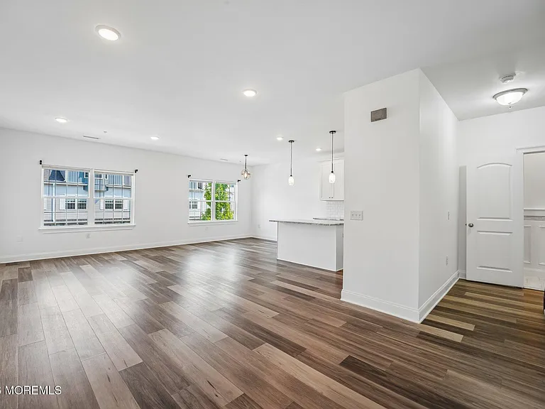 16 Emily Ct — Photo 5