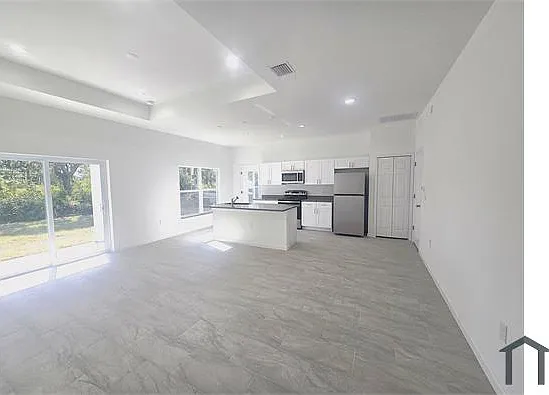940 Sterling St E — Photo 5