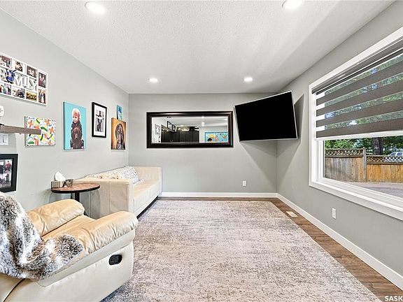 5th image of 145 Lillooet STREET E
