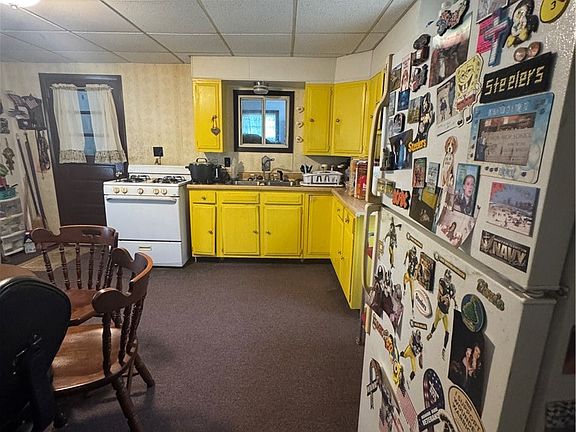 5th image of 122 E Broad St