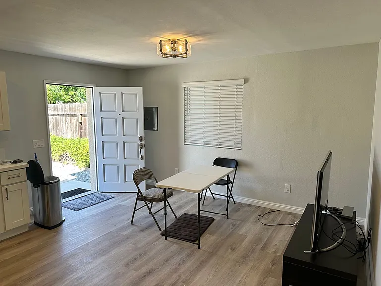 1117 Grove Ave — Photo 5