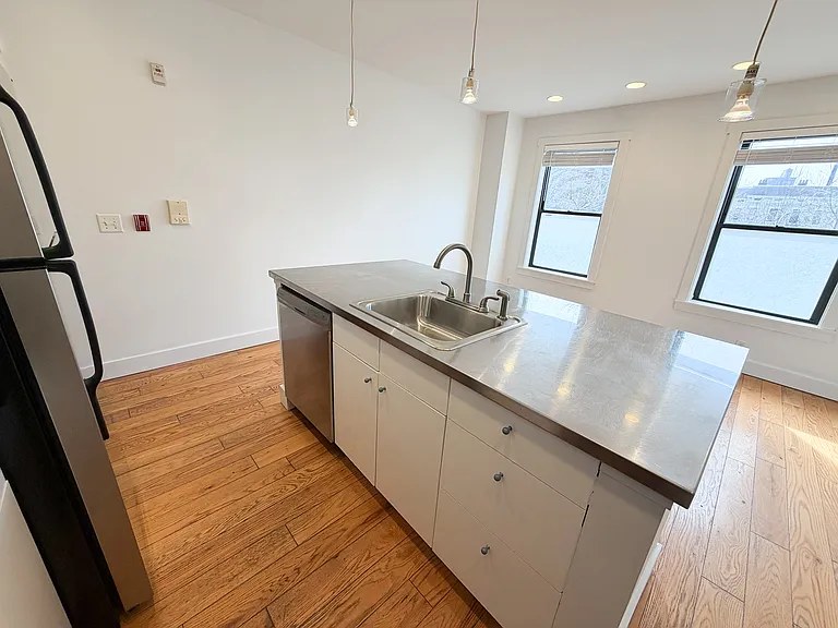 1722 Main St #2 — Photo 3