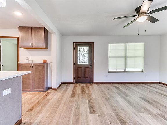 4th image of 1702 N Market Ave
