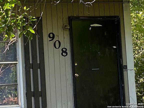 4th image of 908 Evergreen St
