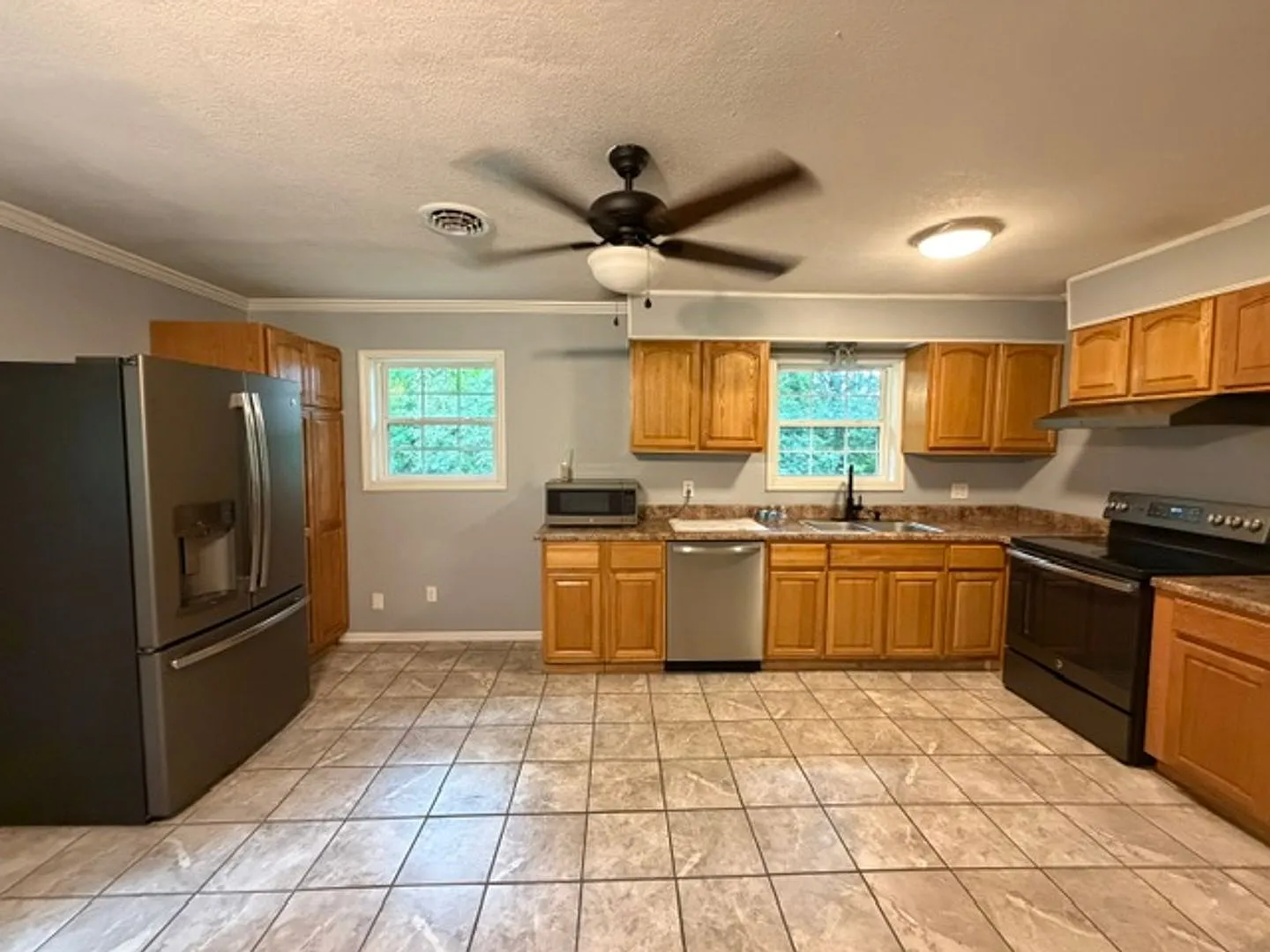 3 Bedroom 2 Bathroom Ranch style home with full finished basement. Lawncare included, Pets allowe... — Photo 4