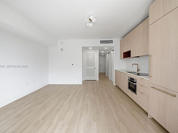 4th image of 90 NE 32nd St Unit 414