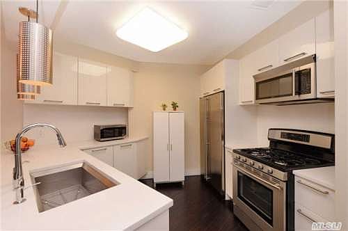3rd image of 6405 Yellowstone Blvd #415A