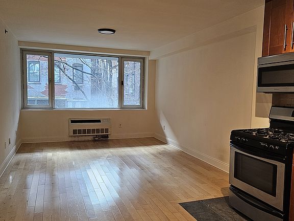 4th image of 362 W 53rd St APT 3R