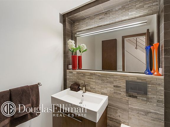 5th image of 148 W 23rd St APT 8K