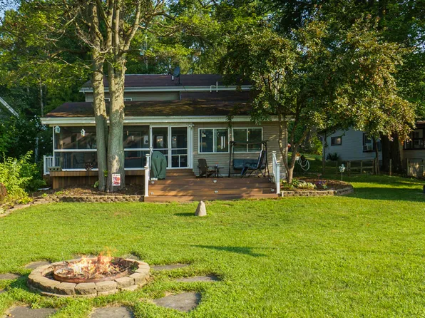 11422 Lakeshore Dr, Lakeview, MI 48850