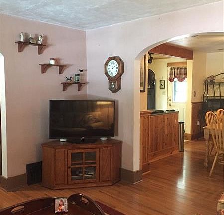 3rd image of 406 Welker St