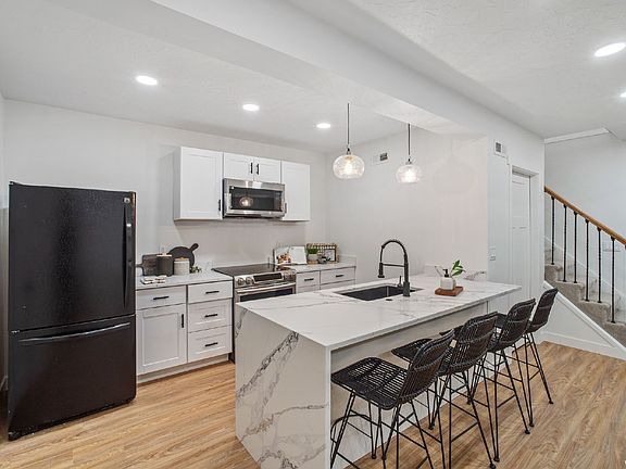 3rd image of 5590 S Edgewood Dr Unit B