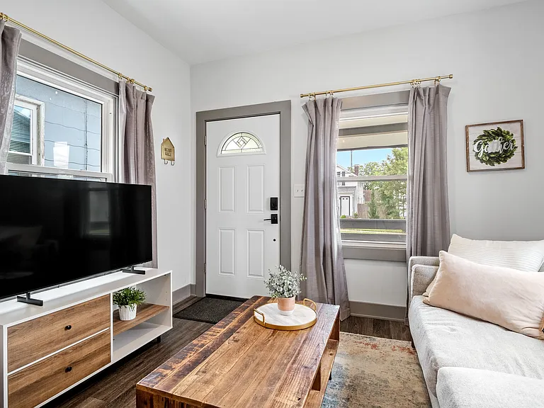 3615 Manhattan Ave — Photo 4