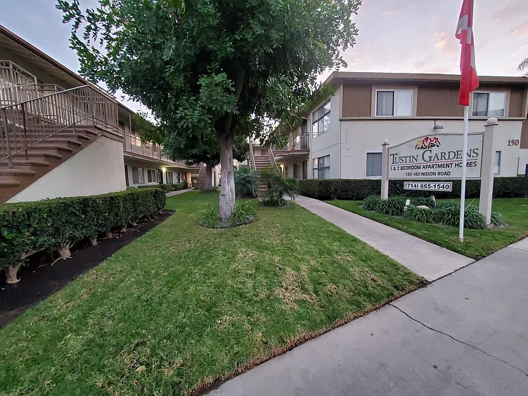 Tustin Garden Apartments — Photo 32