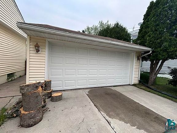 2nd image of 704 Maple Dr