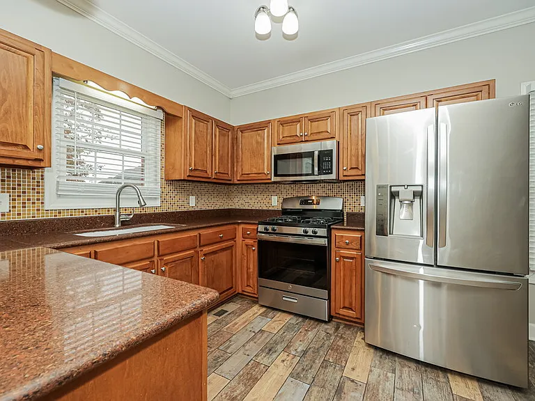 411 Carmel Dr — Photo 6