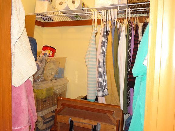 WALK IN CLOSET
