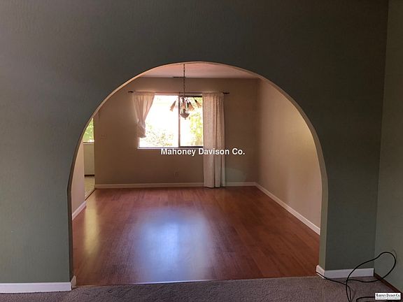 5th image of 9 Acorn Cir