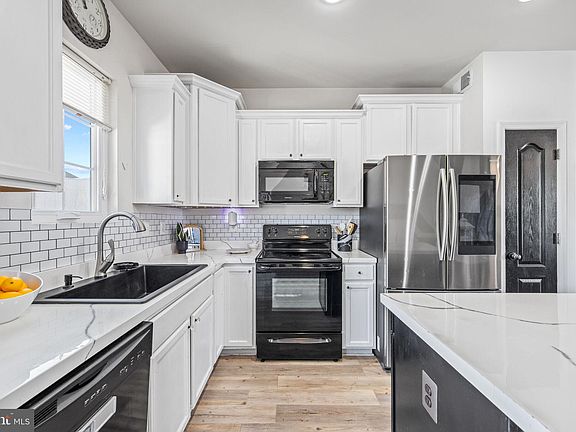 4th image of 38215 Enfield Dr