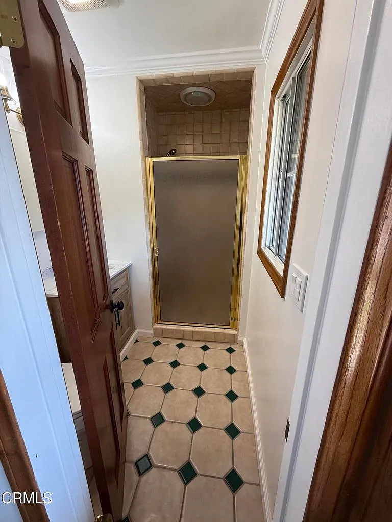 4 bed, 2.0 bath, 2051 sqft, $4,200 — Photo 4