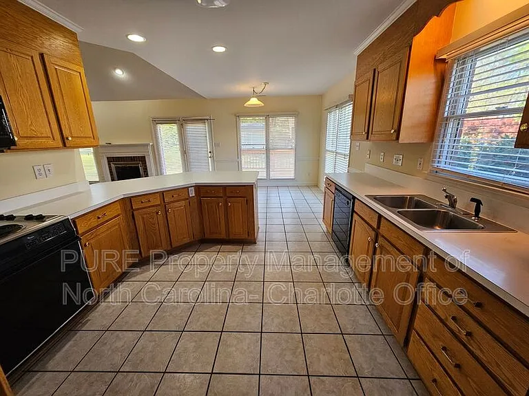 151 Woodfern Pl — Photo 16