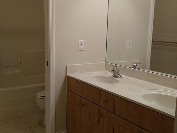 5th image of 607 SE 13th Pl APT 201