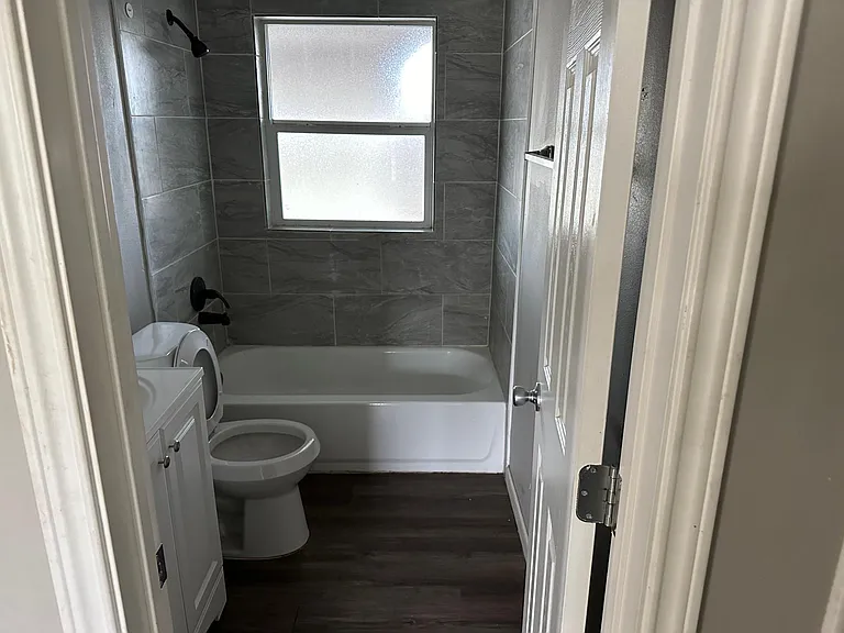 2401 Shropshire St — Photo 12